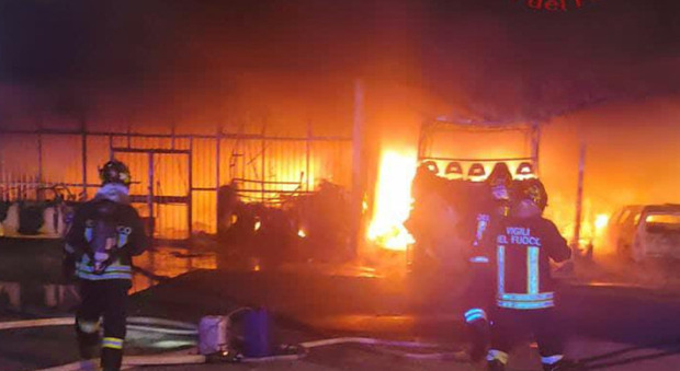 Autonoleggio in fiamme a Castel di Leva, sospetti sull'ex dipendente: avrebbe ingaggiato il vicino di casa dopo essere stato licenziato