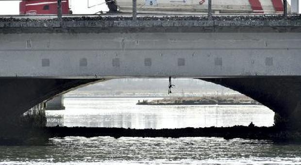 Laguna divisa in due, entro l'estate saranno "liberati" gli archi del Ponte