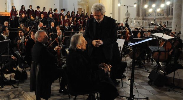 La sinfonia di Piovani emoziona L'Aquila: a Collemaggio non bastano i posti per gli spettatori