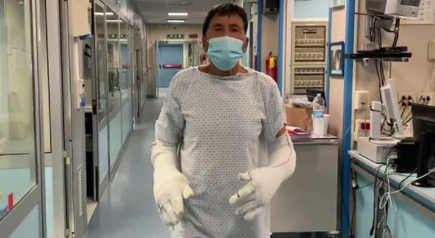 Gianni Morandi sta meglio, la foto dall'ospedale: «Sono stato veramente fortunato»