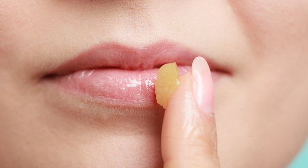 Le labbra a lucido con nutrienti lip oil: la loro texture è speciale e tutta da scoprire