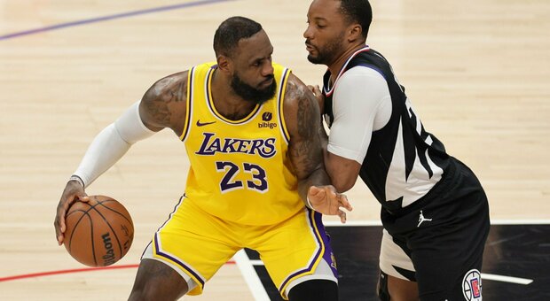 LeBron James domina il derby di Los Angeles: segna 19 punti nell'ultimo quarto, i Lakers rimontano il -21 sui Clippers