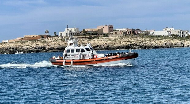 Lampedusa, sbarcati quasi mille migranti in un giorno: hotspot sovraffollato