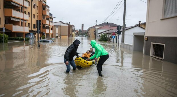 Cesena, Savio esondato: bambina salvata a nuoto dai residenti