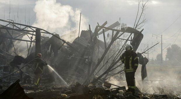 Guerra Ucraina, raid aerei contro gli impianti elettrici: la strategia di Mosca per mettere in crisi Kiev durante l'inverno