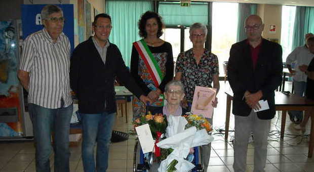 Una centenaria dell'Ipab festeggiata dall'assessore Annamaria Cordova, al centro con la fascia tricolore