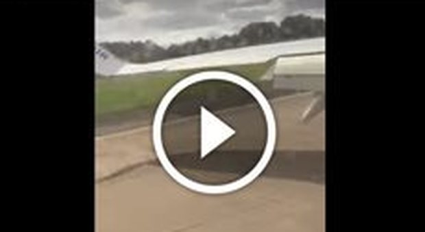 Atterraggio da incubo per un volo Ryanair: un passeggero filma gli attimi di panico a bordo dell'aereo