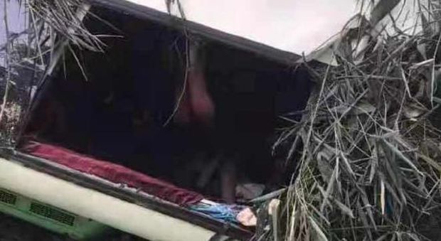 Laos, il bus carico di turisti esce di strada: almeno 13 morti e 29 feriti