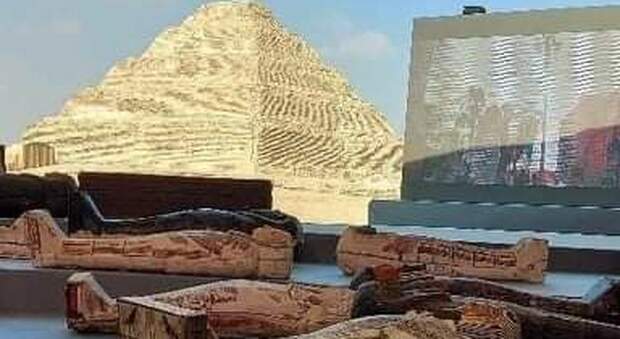 Egitto, nuova scoperta a Saqqara: 100 sarcofagi faraonici, mummie, statue e maschere dorate