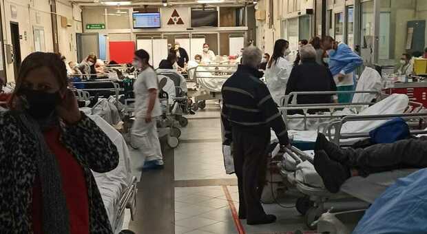 Covid a Napoli, al Cardarelli torna l’emergenza posti letto: il pronto soccorso «scoppia» di barelle