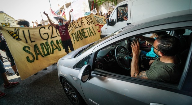 G20 Napoli, via al vertice di Palazzo Reale ed è subito protesta: blitz dei centri sociali nel porto commerciale