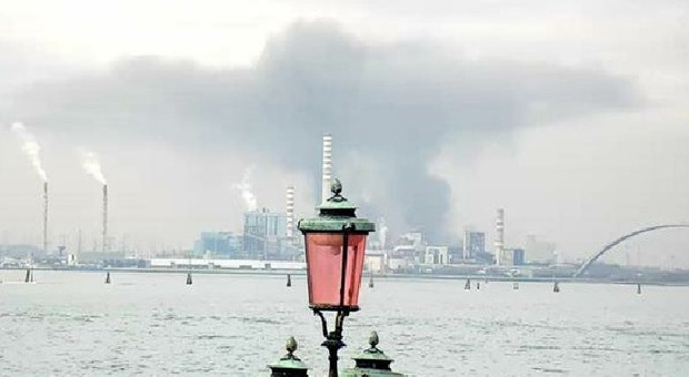 Il fumo visibile da Fusina (foto da profilo Twitter del Comune)