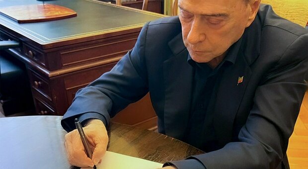 Berlusconi, il ritorno al Senato senza cravatta e senza fede: «Questo posto mi spettava»