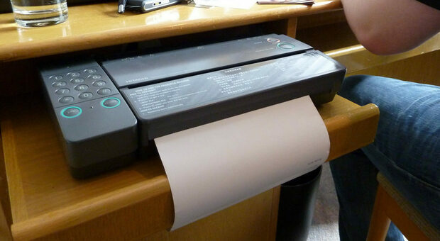 Manda contratto telefonico col fax della scuola, rischia il processo