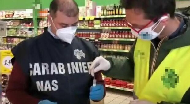 Roma, catena di supermercati vendeva prodotti scaduti: sequestrate 6 tonnellate