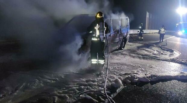 Pesaro, si incendia un autocarro lungo l'A14: paura in serata prima dell'intervento dei Vigili del Fuoco