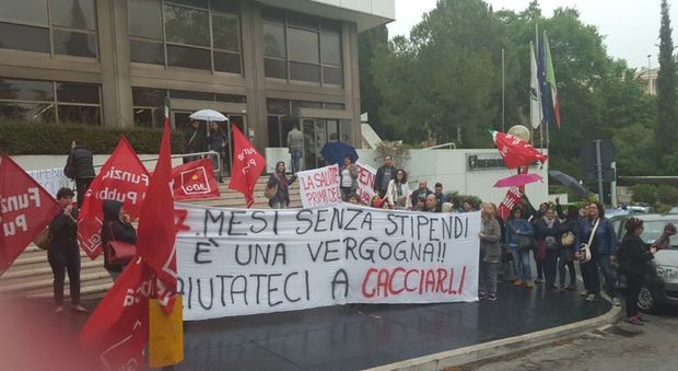 Lo sciopero dei dipendenti di Stella Maris davanti alla Regione