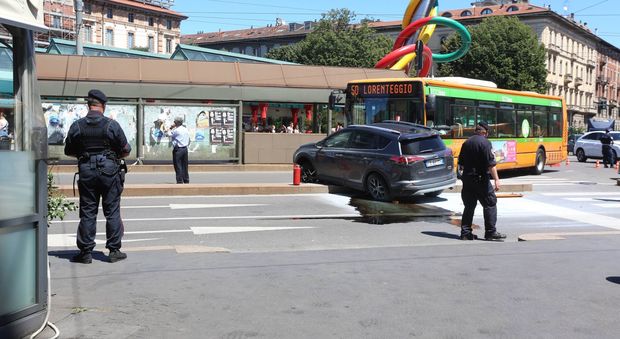 Paura sulla linea 50: Suv taglia la strada al bus, schianto in piazzale Cadorna