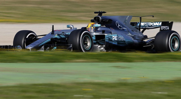 Lewis Hamilton è stato il più veloce nella prima giornata di test a Barcellona
