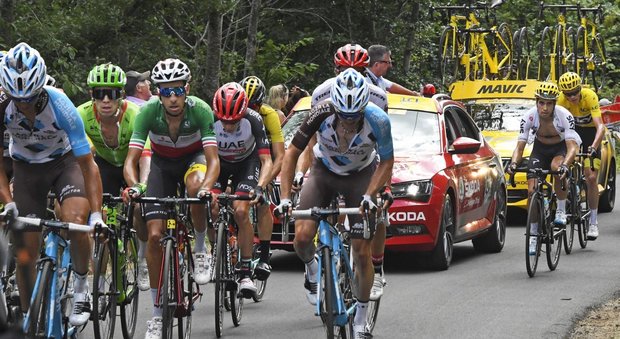 Tour de France Mollema vince la quindicesima tappa. Froome in difficoltà mantiene la maglia gialla con Aru secondo