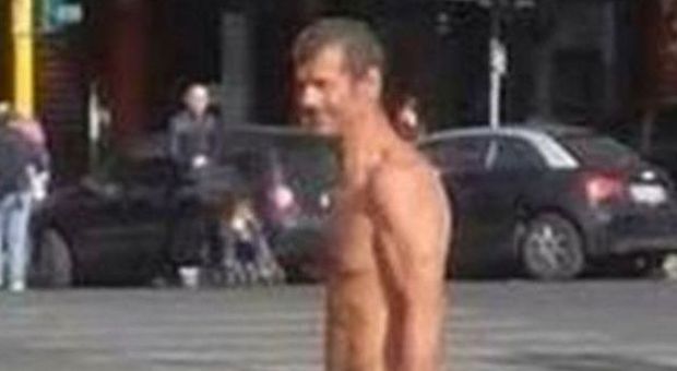 Roma, uomo completamente nudo per strada: è mistero |Foto