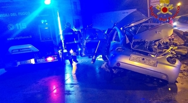 Tragico schianto nell'Avellinese, auto finisce fuori strada: due morti