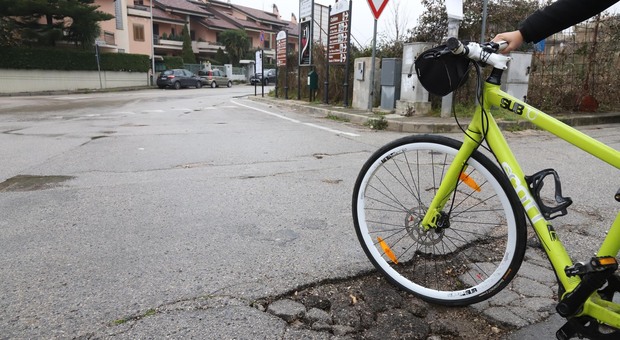 «Le buche della discordia: ripariamo fino a venti ruote di bici al giorno»