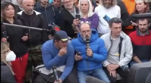 Dario Giacomini al centro con la giacca a vento blu il microfono in mano