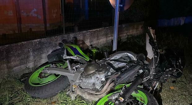 La moto distrutta dopo l'incidente