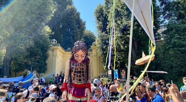 Amal, marionetta simbolo dei bimbi rifiugiati accolta a Capodimonte