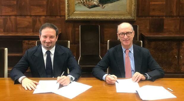 Raffaele Marrone (Confapi) e Giuseppe Nargi (Intesa Sanpaolo) che firmano l'accordo per le imprese del Sud e le donne