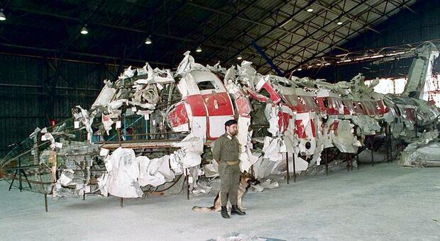 I resti del Dc9 dell’Itavia riassemblati all’interno dell’hangar romano di Pratica di Mare Nell’incidente del 27 giugno 1980 persero la vita 81 persone (foto ANSA)