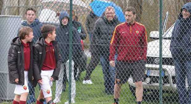 Francesco Totti spettatore del figlio Cristian: segna nel derby "pulcini" con la Lazio