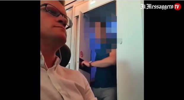 Sesso nella cabina dell'aereo, la compagnia pubblica il video ed è polemica