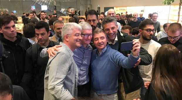 Tim Cook a sorpresa tra i clienti del negozio Apple di Milano: selfie con i dipendenti