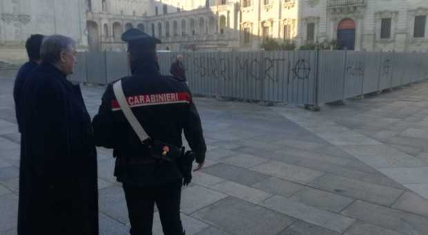 "Sorpresi con lo spray": sospetti su due anarchici per le scritte contro i poliziotti