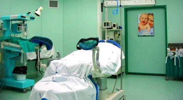 Genova, mamma muore a 25 anni durante il parto all'ospedale: il neonato lotta per la vita