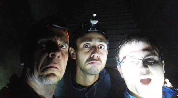 da sin. Matteo Montesi con i due recanatesi 'ItalianGhosts' nel selfie prima del viaggio sotto Monte Conero