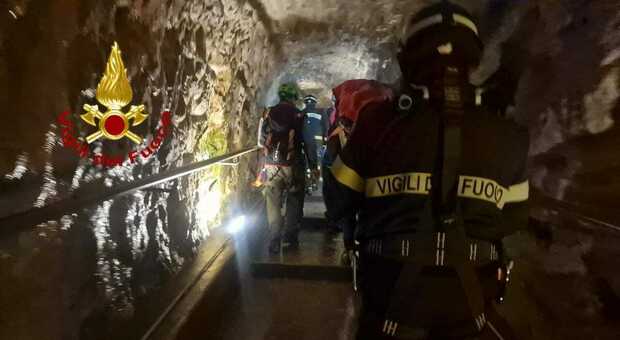Malore nella grotta del Gigante a meno 70 metri: viene portata a spalle per 350 gradini