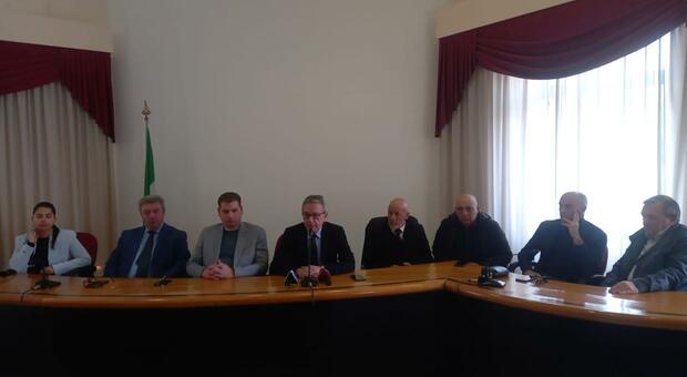 La conferenza stampa del sindaco Giuseppe Marchionna, affiancato da diversi consiglieri comunali di maggioranza