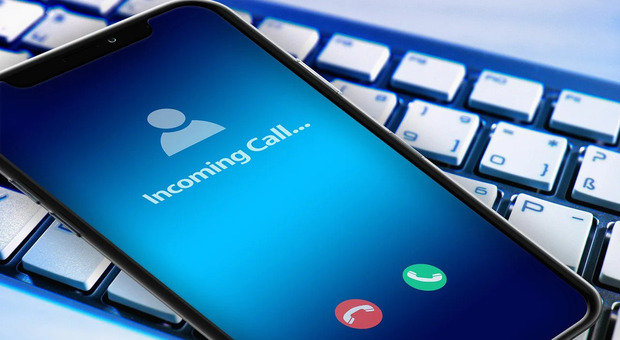 Truffa telefonica, perché alcuni numeri chiamano e poi riattaccano: cos'è la tecnica wangiri e quali sono i prefissi sospetti