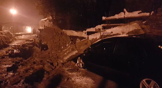 L'auto schiacciata dal crollo delle mura di Palazzo Sbrozzi a Orciano