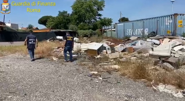 Roma, 25 tonnellate di rifiuti sequestrati nella maxi discarica abusiva: mobili, materassi e plastiche bruciate