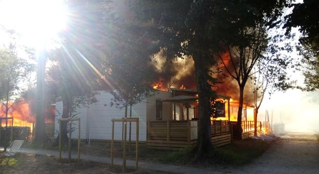 Le immagini dell'incendio al camping di Caorle