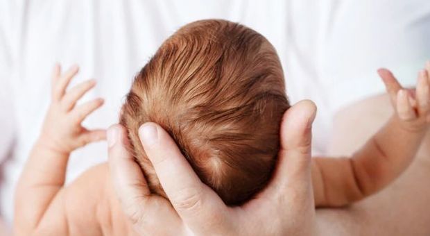 Choc a Napoli, uomo a spasso con la neonata: «Accuditela, io non posso più»