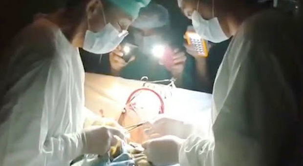 Blackout in sala operatoria, chirurghi operano col cellulare. Chiesta la rimozione del direttore Asl