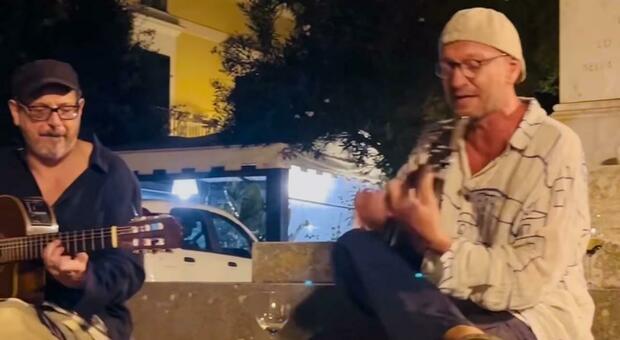 Biagio Antonacci suona a sorpresa in piazza a Ventotene