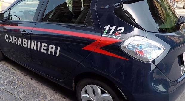 Coppia di 40enni trovata morta in casa: è giallo, indagano i carabinieri