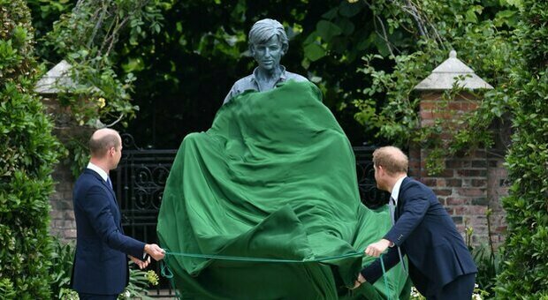 Harry e William insieme per "svelare" la statua della madre Diana. «Kate regista della “reunion”»