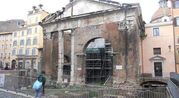 Roma, raccolta differenziata al Ghetto: «Da fiore all'occhiello a disastro annunciato»